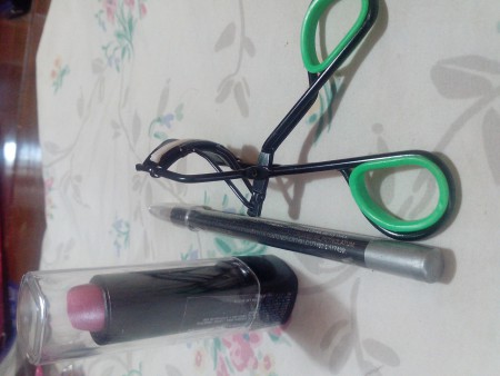 Puedes añadir la descripción  3 ESMALTES+PETALOS QUITA-ESMALTE TODO POR 1350